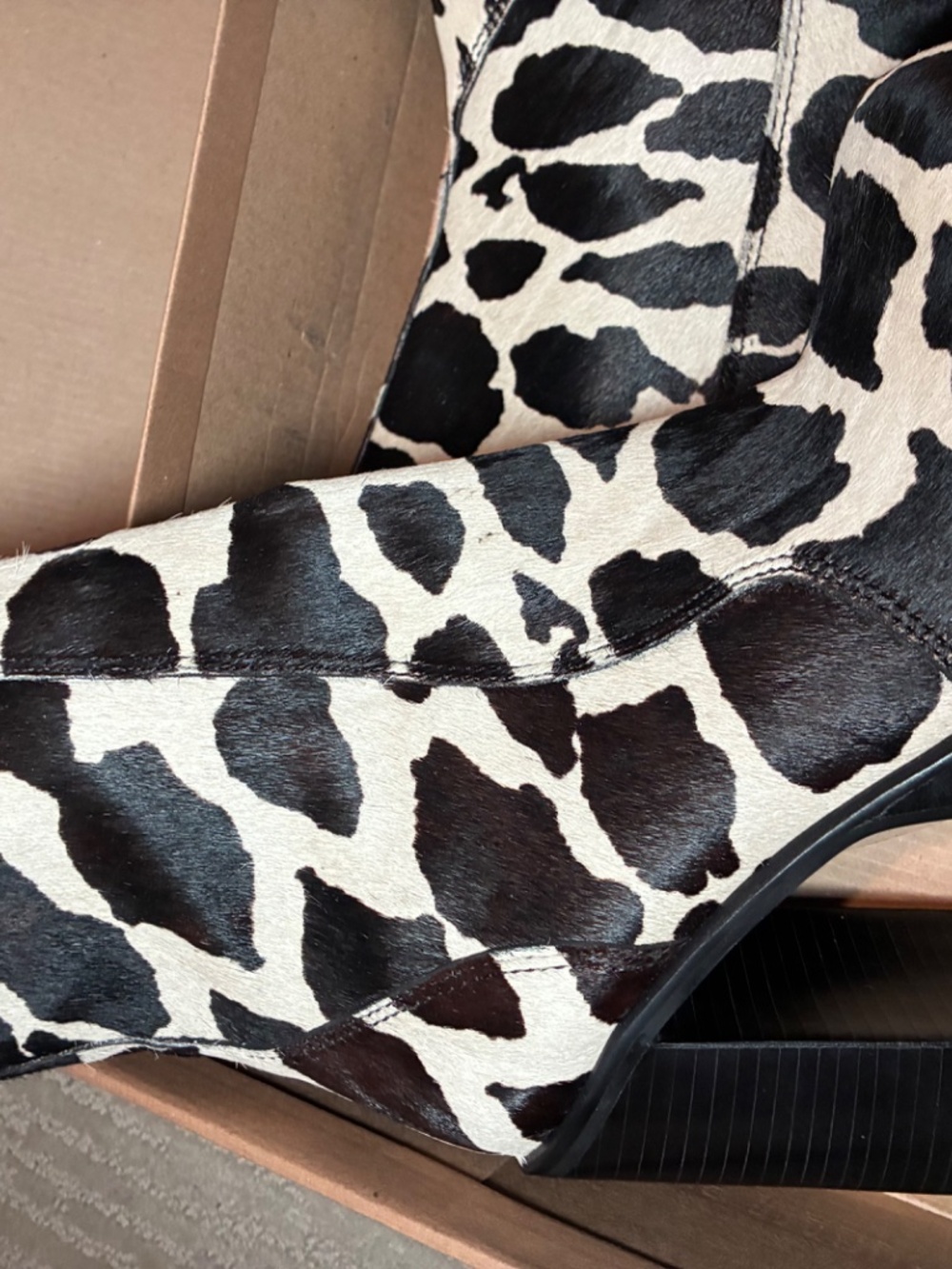 Steve Madden Cow Print Faux Fur Ankle Boots Square Toe Zip US 7.5 - Picture 2 of 3